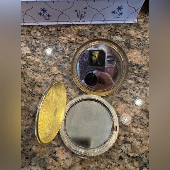 Vintage Gold Mirrored/Rouge Or Powder Gold Tone Compact - Picture 2 of 2